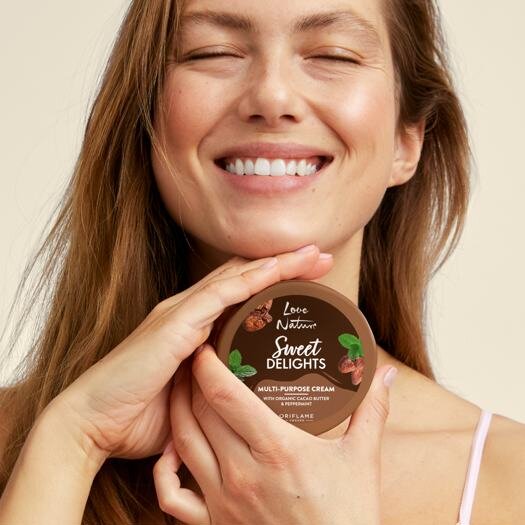 девушка мажется кремом для тела. крем для обертывания для похудения. кремом для тела можно мазать лицо. питательный гель для лица. косметика для тела девушка.