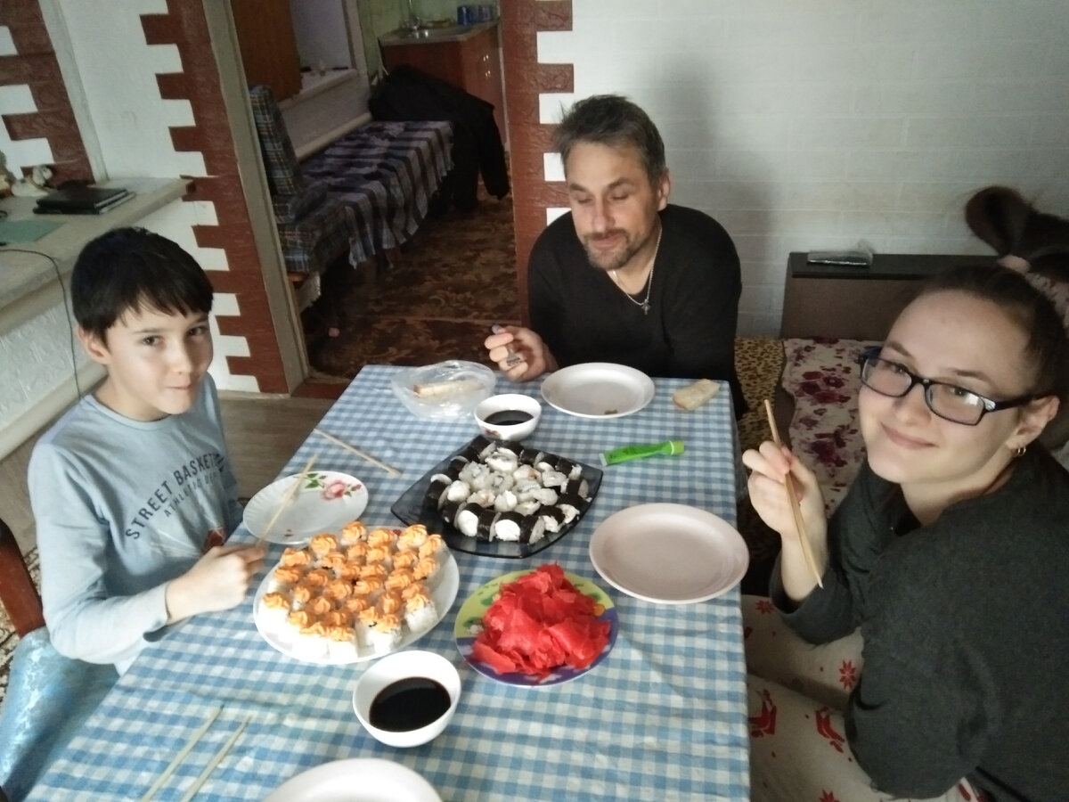 Только приготовила первую партию роллов, как всё дружно решили их попробовать) Пробовать, так пробовать. Накрыли стол)
