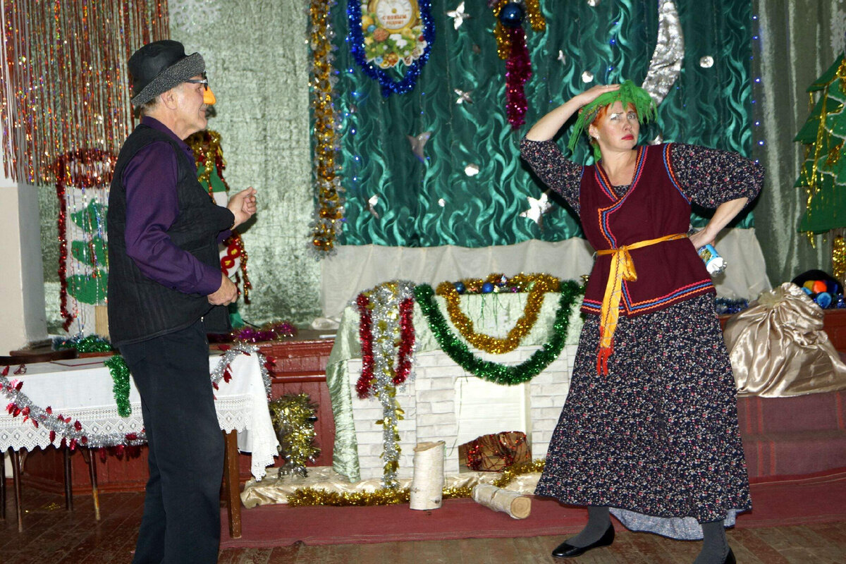 А это я, в роли "бабки" на представлении.