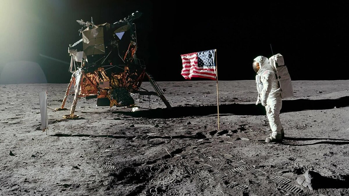 Армстронг на луне год. Корабль Аполлон 11. «Аполлон-16» совершил посадку на поверхность Луны. 1969 Год Аполлон-11.