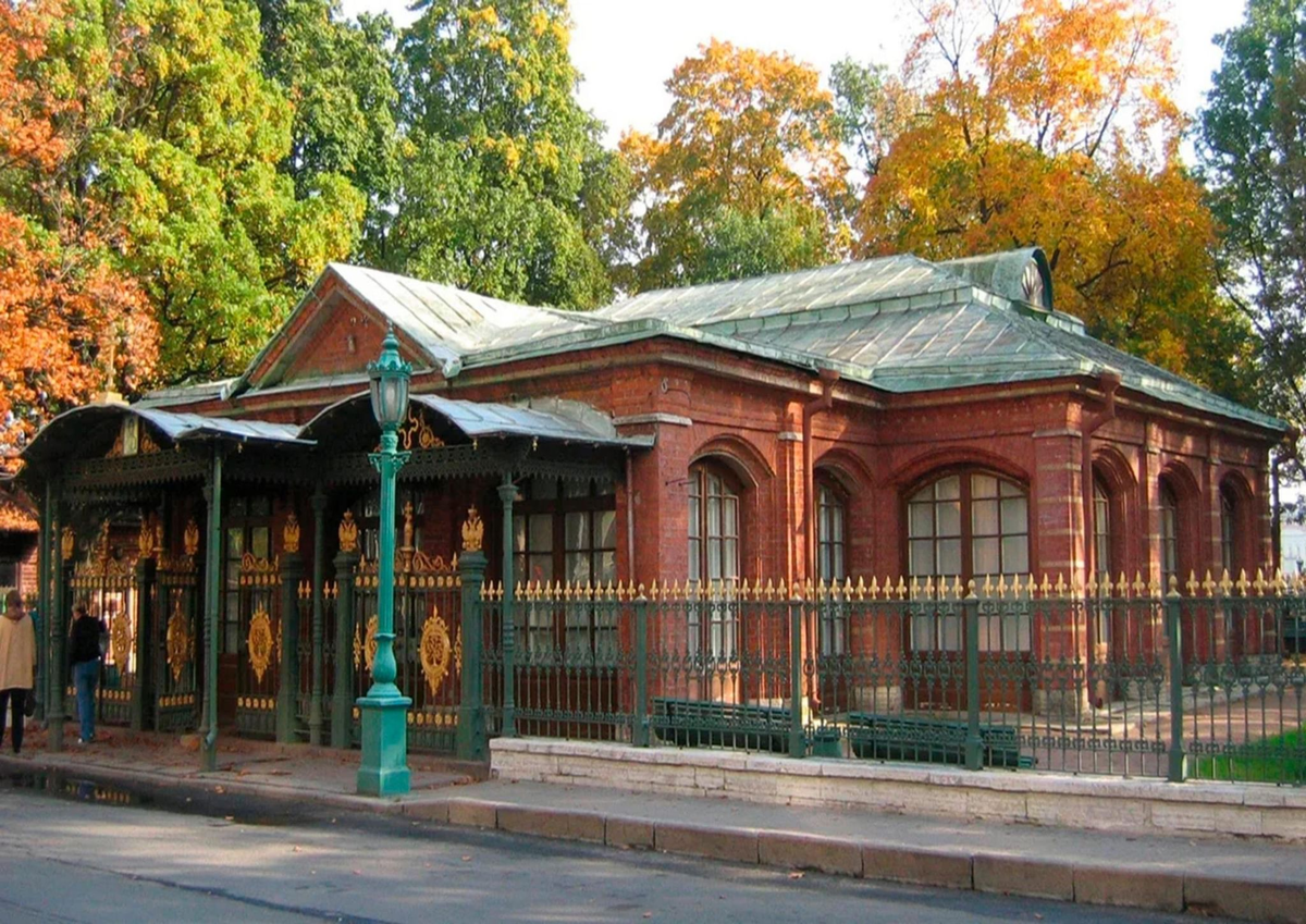 Это футляр Домика Петра Первого. Сам Домик - внутри него. Самый первый деревянный футляр был построен при Петре Первом в 1723 г. При Екатерине Второй был построен каменный футляр. Последний футляр построен в 1844 г. Архитектор Р. И. Кузьмин. В 1899 г. было пристроено два тамбура. Архитектор Н. М. Салько.