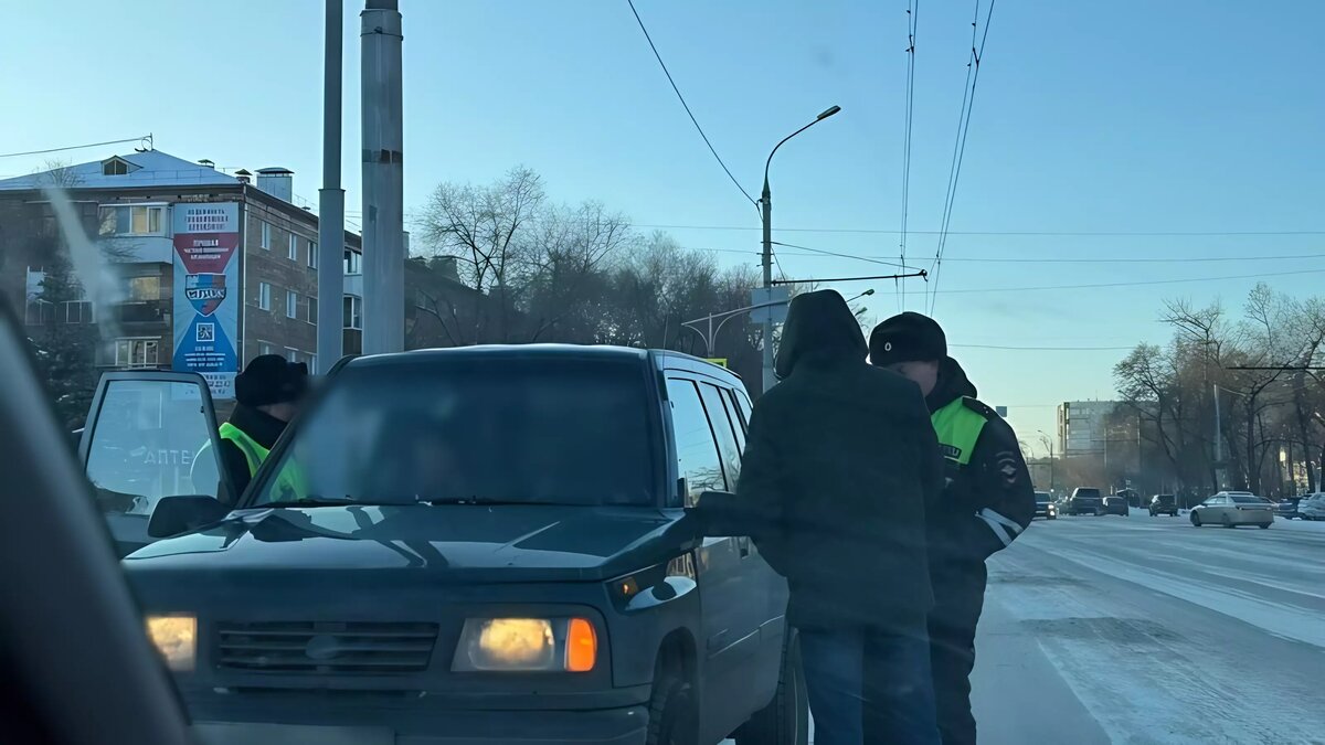     В Абакане сотрудники ДПС помогли женщине, у которой случился приступ эпилепсии. Полицейские оказывали ей помощь до приезда врачей.