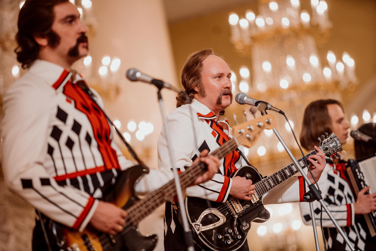 Комбинации в покере 2 карты. Мужчин надо удивлять. Проиграла в карты перевод. Разумовский голицын жена. Проиграла в карты.