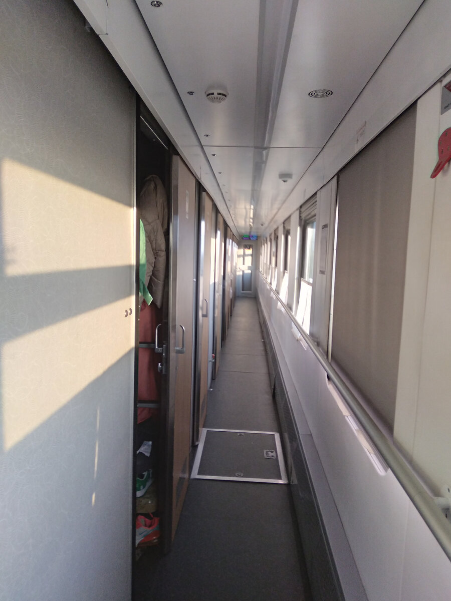 Вот вагонный коридор: чистый и светлый, все двери в купе открыты для проветривания, вот тут и бегала эта девочка, и всем пассажирам были слышны её крики.