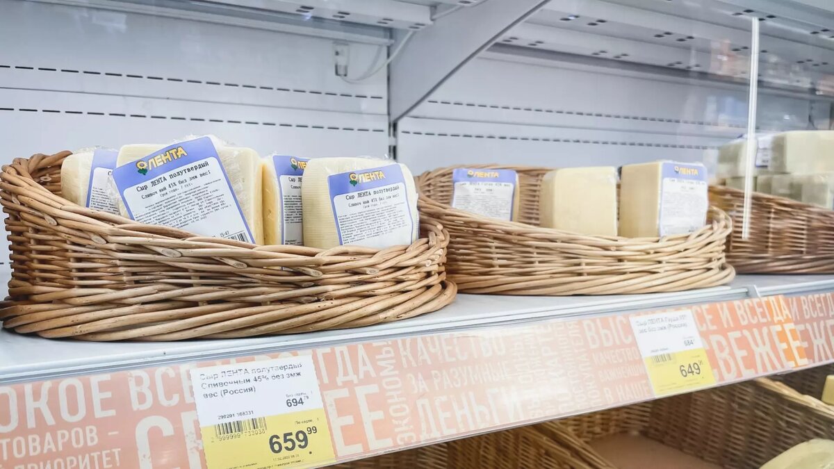     В Тюмени за последний год стоимость сыра выросла на 6,9%. Килограмм этого продукта сегодня продают по цене 656 рублей. Для сравнения, годом ранее стоимость килограмма сыра составляла 623 рубля.