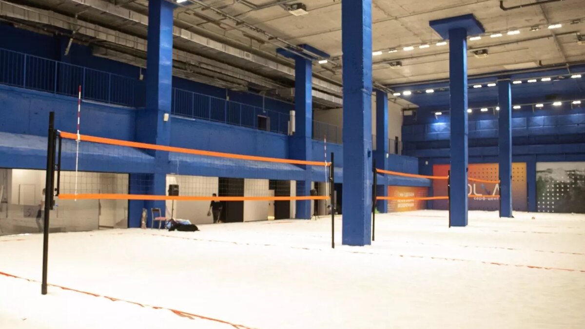     На месте бывшего кинотеатра в ТРК «Комсомолл» открылся центр Pesok. Это крытый корт для игры в пляжный волейбол.