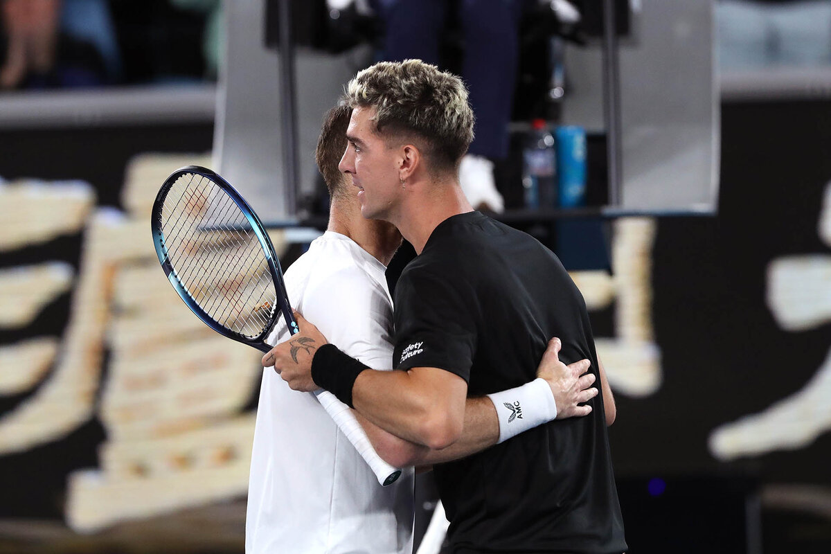       Энди Мюррей и Танаси Коккинакис во время чемпионата по теннису Australian Open, 2023 год Фото: Kelly Defina / Getty Images