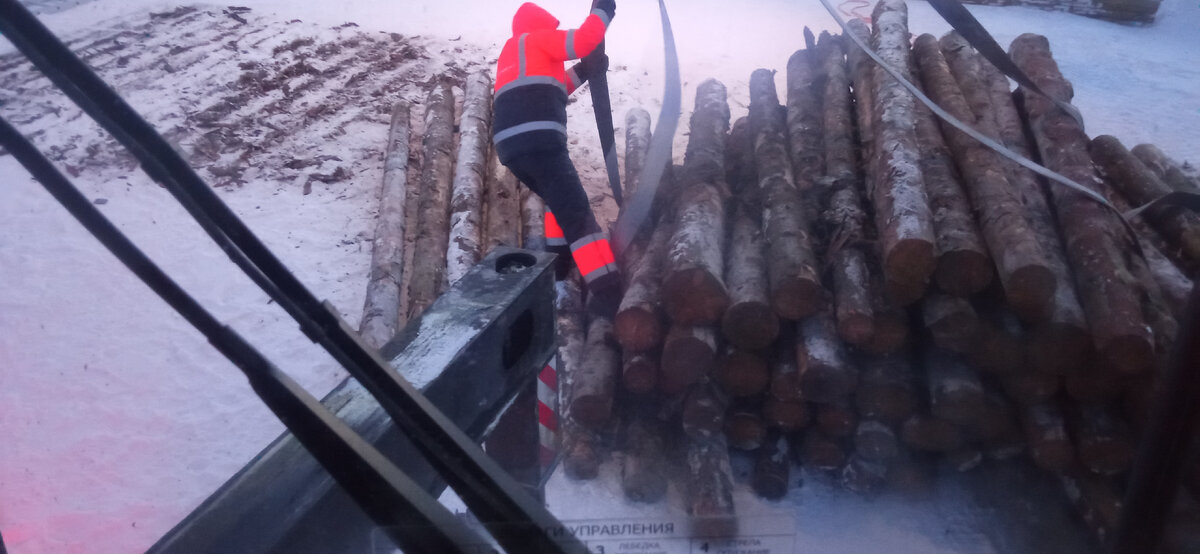 Этот рабочий затолкал ногу - не под бревна! А между бревен в момент опускания груза