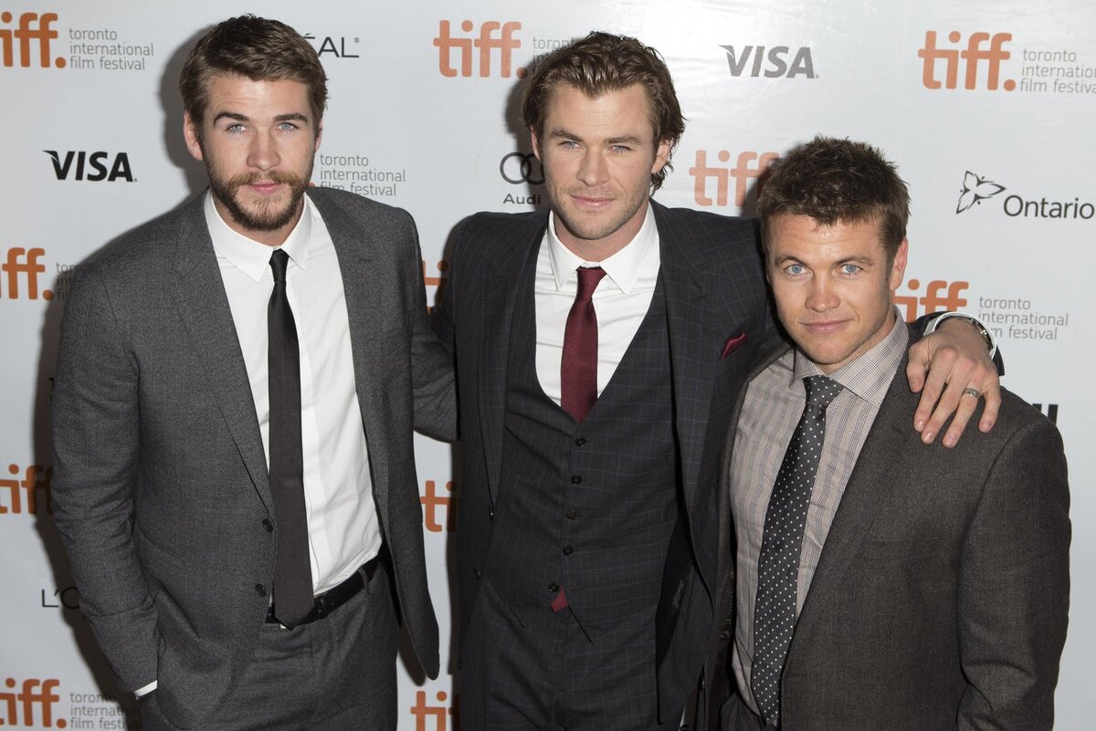 Старший брат, Люк (на фото слева), в 2001 году дебютировал в австралийском сериале «Соседи». С подачи Люка в проекте позже сыграли Крис и Лиам. В основном, Люк снимался в региональных телесериалах, которые транслировали кабельные каналы Австралии и Новой Зеландии.