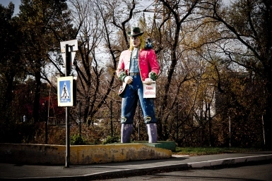 Это знаменитая статуя после закрытия парка. Доживает свои последние дни