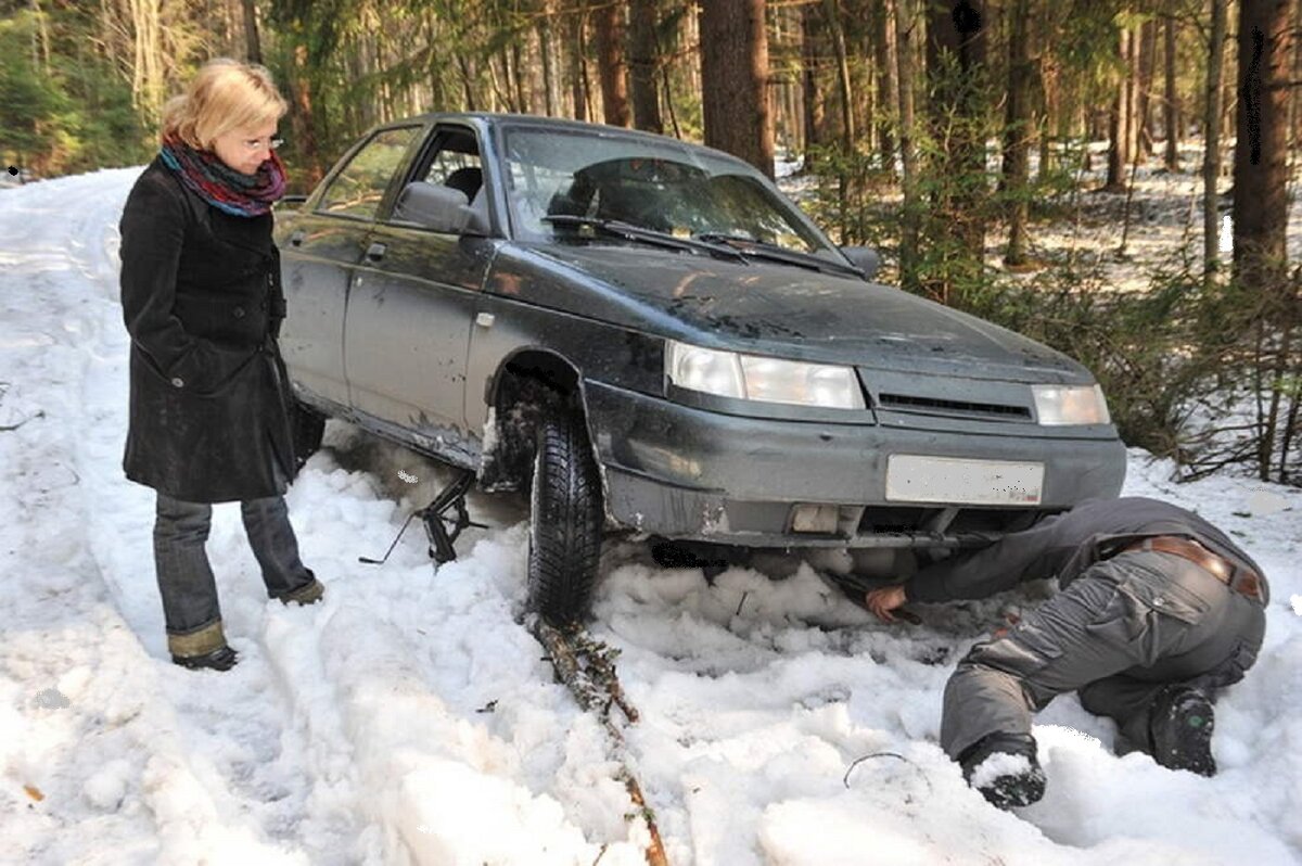 Авто девушка застряла в снегу