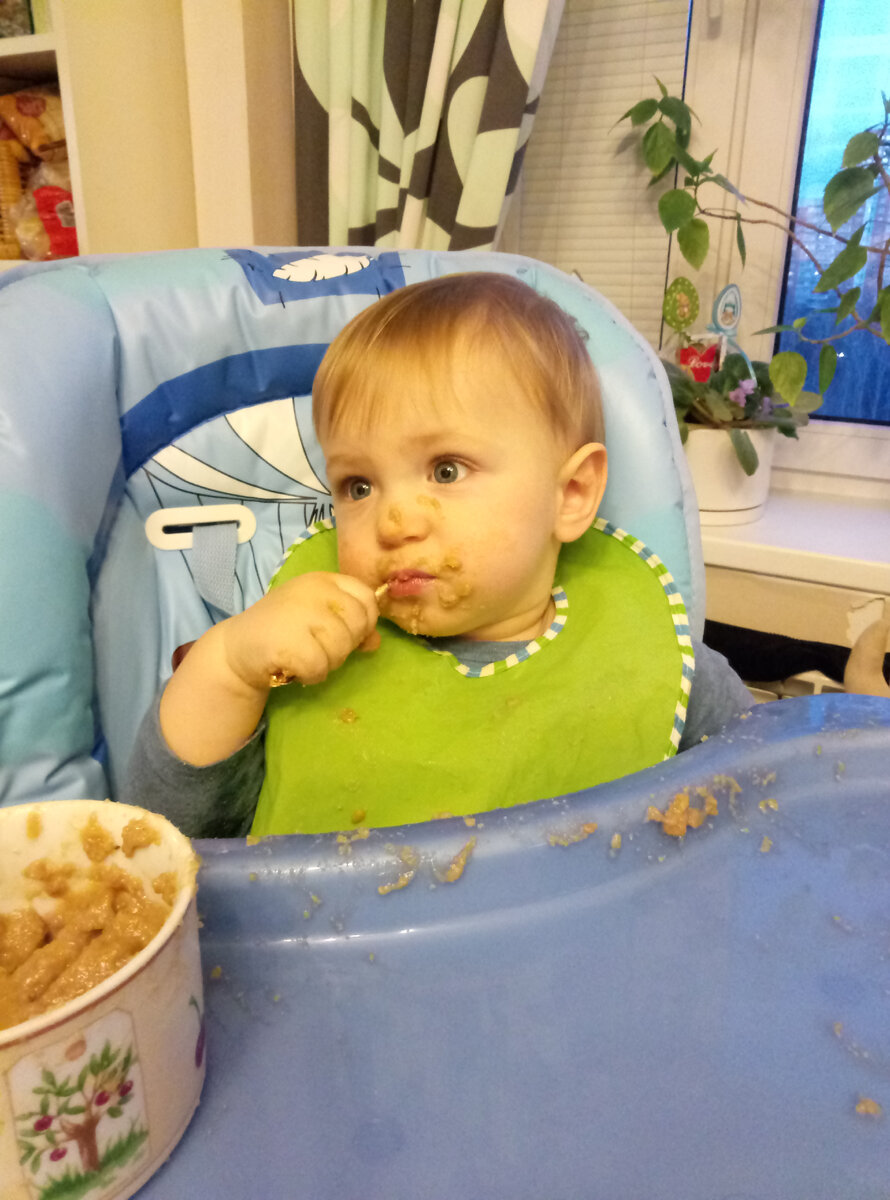 Точно не помню, но вроде бы это гречневая каша с брокколи, такого вот приятного цвета😝