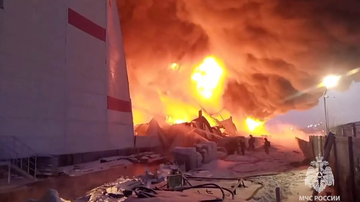     В поселке Шушары, на юго-востоке Санкт-Петербурга в ночь на 13 января загорелся склад компании Wildberries.