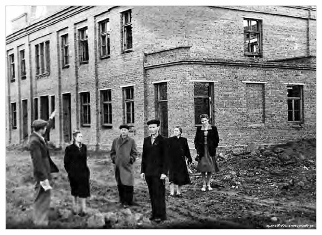 Фото из архива Совета ветеранов Нижнетагильского мебельного комбината. Август 1956 года.