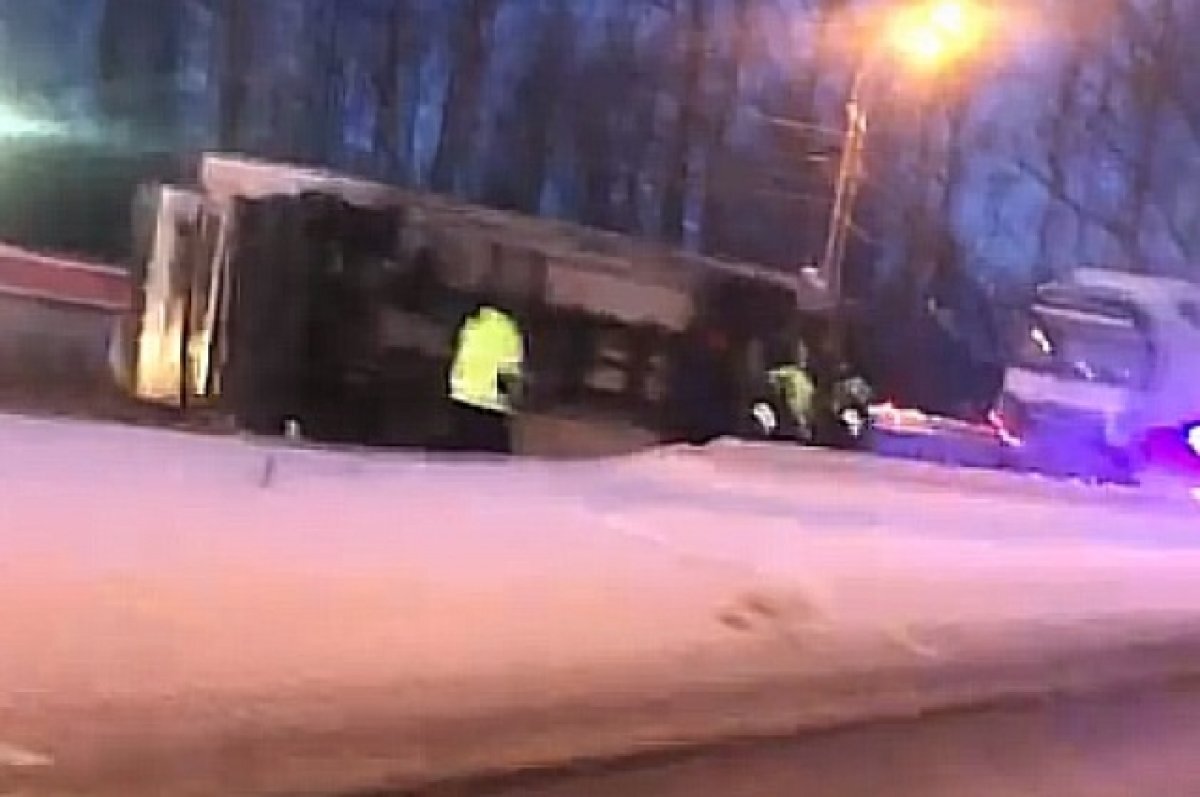    На М-10 в Тверской области образовалась пробка из-за перевернувшейся фуры
