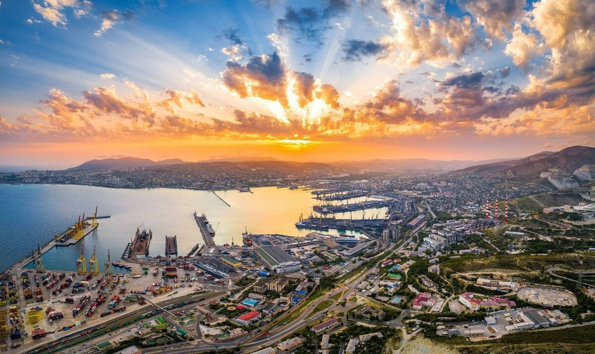Город Новороссийск. Источник: https://gazetanovoros.ru/wp-content/uploads/2021/12/zakat.jpg.