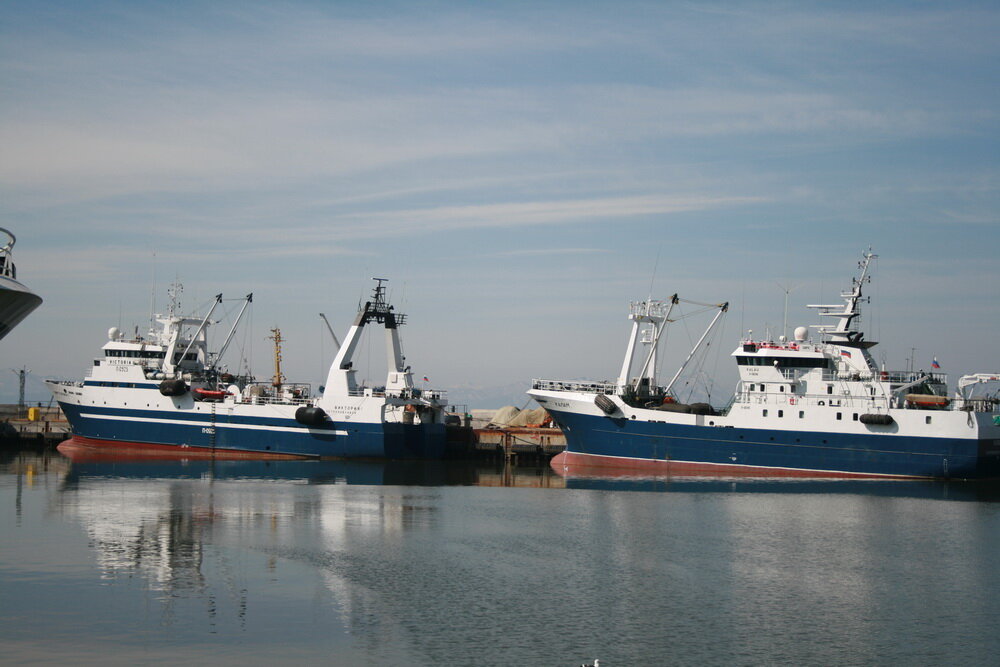 МФТ и ЯМС у причала.