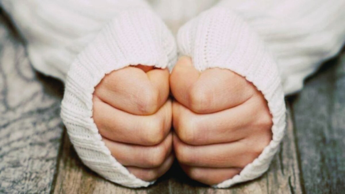 Холодные руки и ноги причины. Если у ребёнка температура и холодные ноги. Мерзнут руки мерзнут ноги. Почему голова горячая а ноги холодные. Холодные конечности ног.