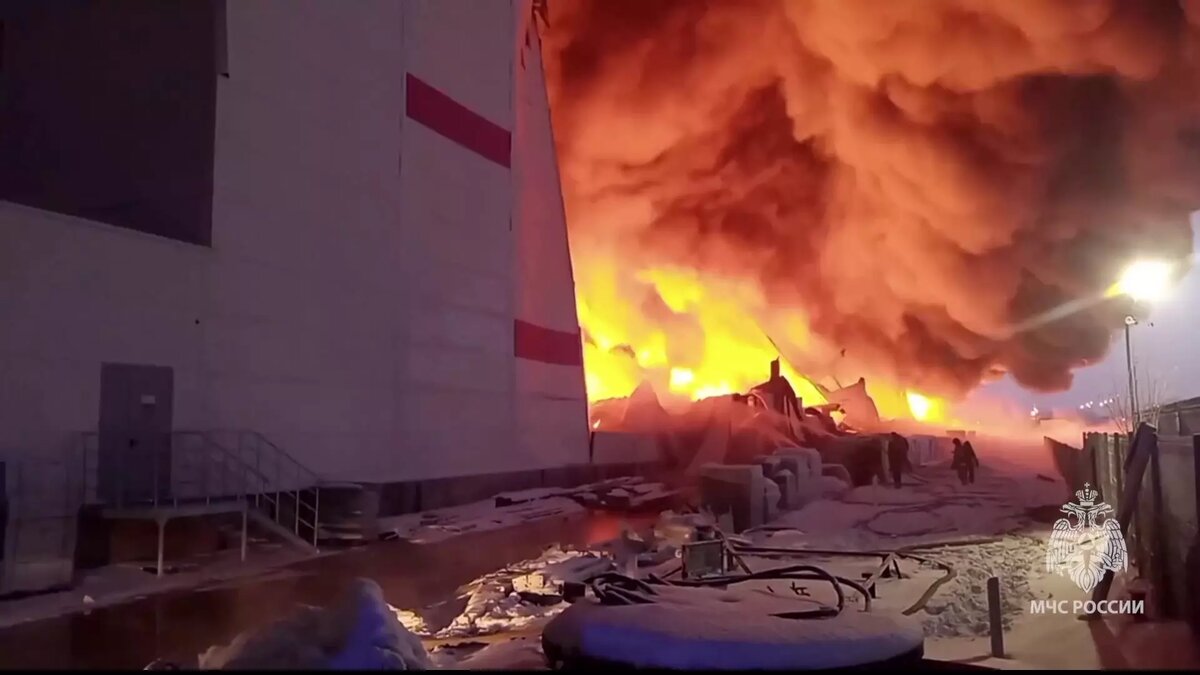     Склад компании Wildberries загорелся в ночь на 13 января в поселке Шушары, на юго-востоке Санкт-Петербурга. В ликвидации возгорания задействовано 57 единиц техники, по данным МЧС России.