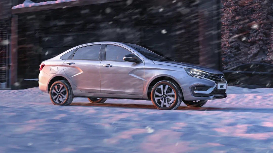 А пока вы тут дружно спорите, насколько удачным (или неудачным) оказался для российского авторынка 2023 год, АвтоВАЗ рассказал о своих планах на ближайшие 12 месяцев. Итак, смотрим: 
 Первоочередной задачей компания считает запуск сборки Lada Vesta с новой версией 1,8-литрового двигателя и автоматической трансмиссией. Также предприятие рассчитывает вернуть на серийные автомобили все опции, от которых ранее вынужденно отказалось.

 Ближе к концу года в Тольятти планируют начать сборку Lada Aura и внедорожника Niva Sport, характеристики которого пока официально не подтверждены. 

 А вот в Ижевске будут осваивать товарное производство семейства Largus — как с ДВС, так и с электромоторами. В семействе также должна появиться битопливная модификация.

 И, наконец, немного про деньги! Глава АвтоВАЗа Максим Соколов пообещал не повышать цены на автомобили выше, чем на уровень инфляции, но оговорился, что такая политика будет напрямую зависеть от экономической ситуации в стране.