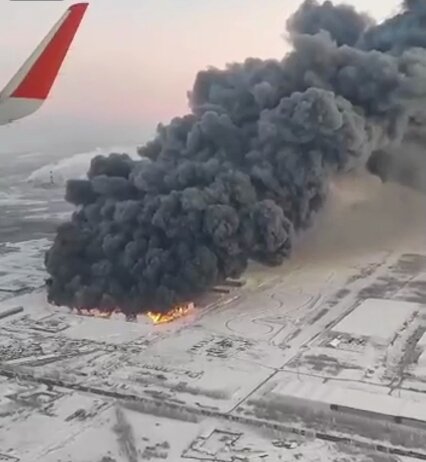 Сегодня ночью в питерских Шушерах полыхнул гигантский пожар, жертвой которого стал клад Wildberries. Как известно, площадь самого склада расположенного на Московском шоссе составляет около 100 тыс. м2.-3