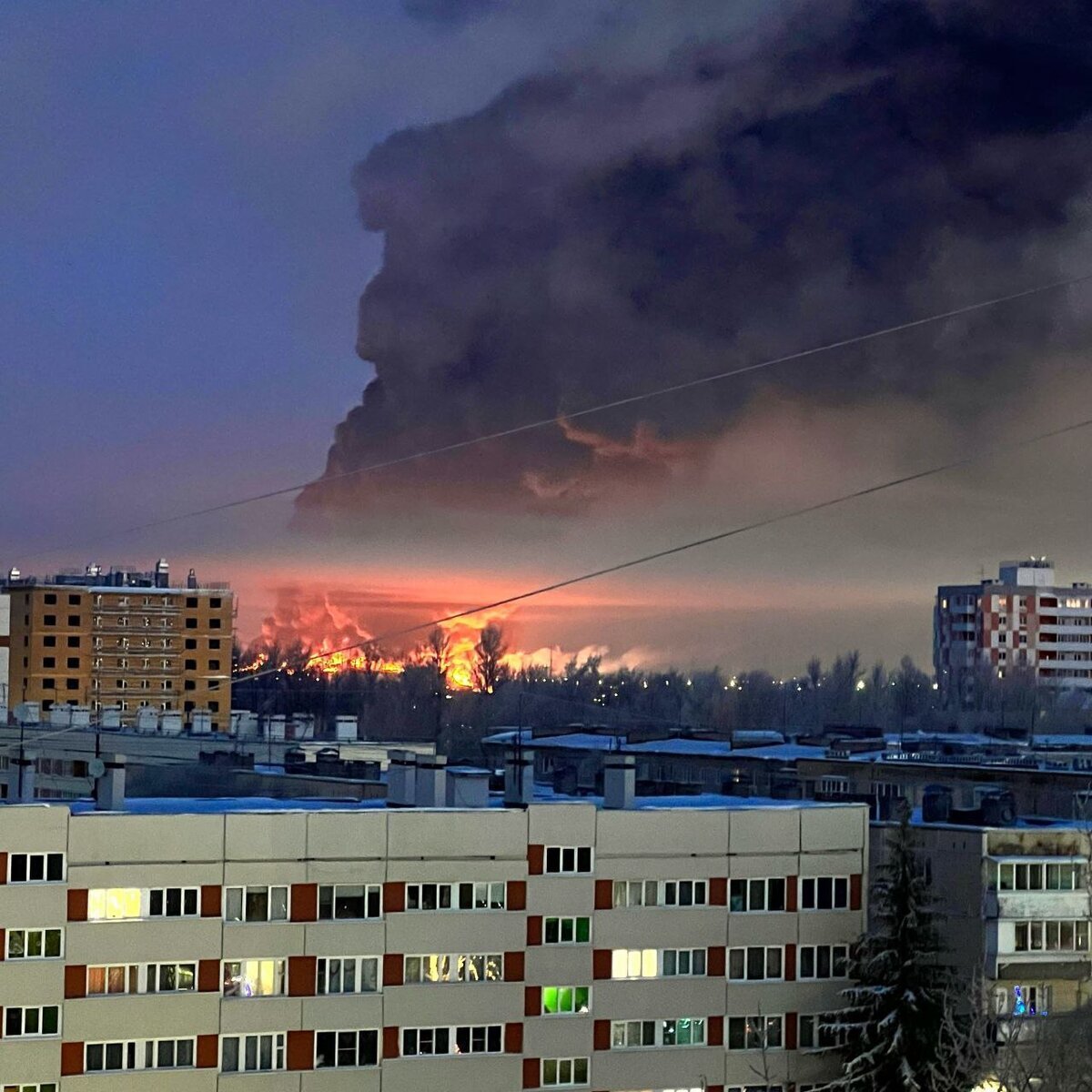 Сегодня ночью в питерских Шушерах полыхнул гигантский пожар, жертвой которого стал клад Wildberries. Как известно, площадь самого склада расположенного на Московском шоссе составляет около 100 тыс. м2.-8