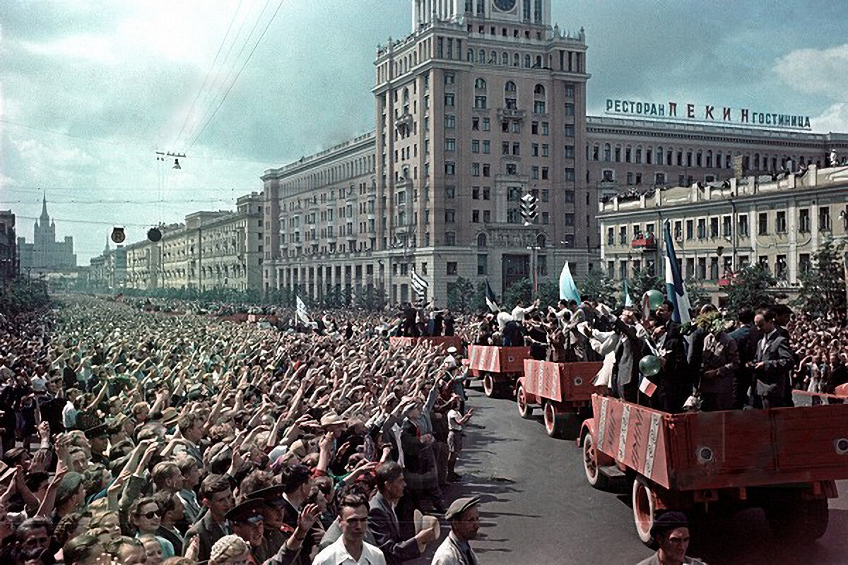 Революция 1960 х. Фестиваль молодежи в СССР 1957. Фестиваль молодёжи в Москве 1957. Vi Всемирный фестиваль молодёжи и студентов в Москве 1957 года. Фестиваль молодёжи и студентов в СССР В 1957 году.
