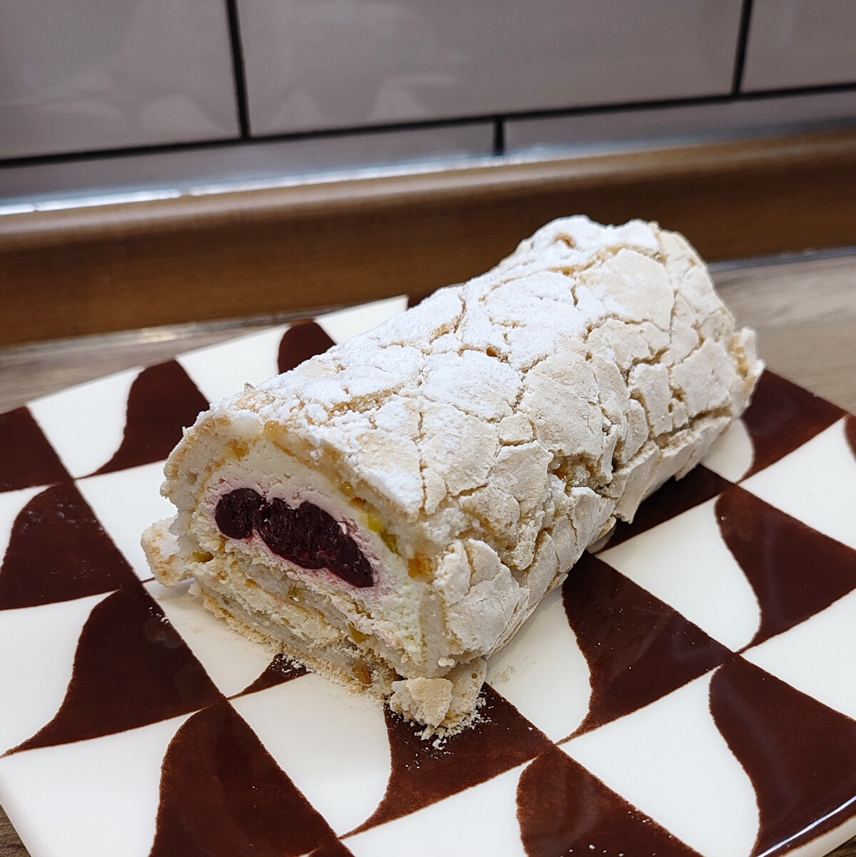 Меренговый рулет с малиной, фото автора