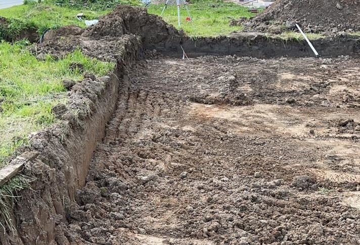 Задача тракториста подготовить ровный котлован под фунжамент. Как видно из фото, высота стенок разная, от 40 до 90 см. 