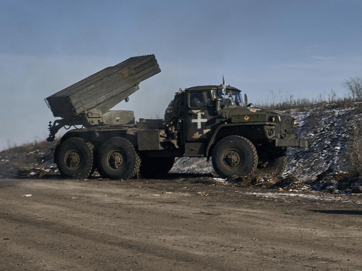    Украинская РСЗО "Град" возле Соледара© AP Photo / LIBKOS