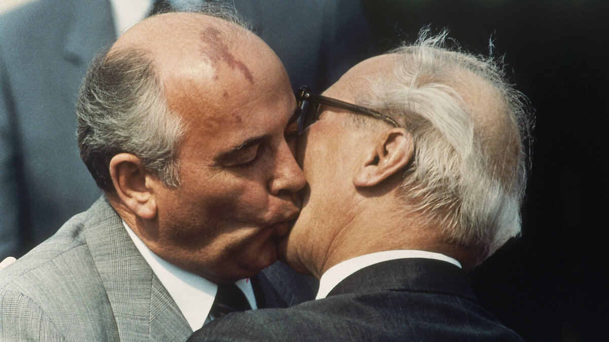 М.С. Горбачев и Э. Хонеккер. Фото из открытых источников.