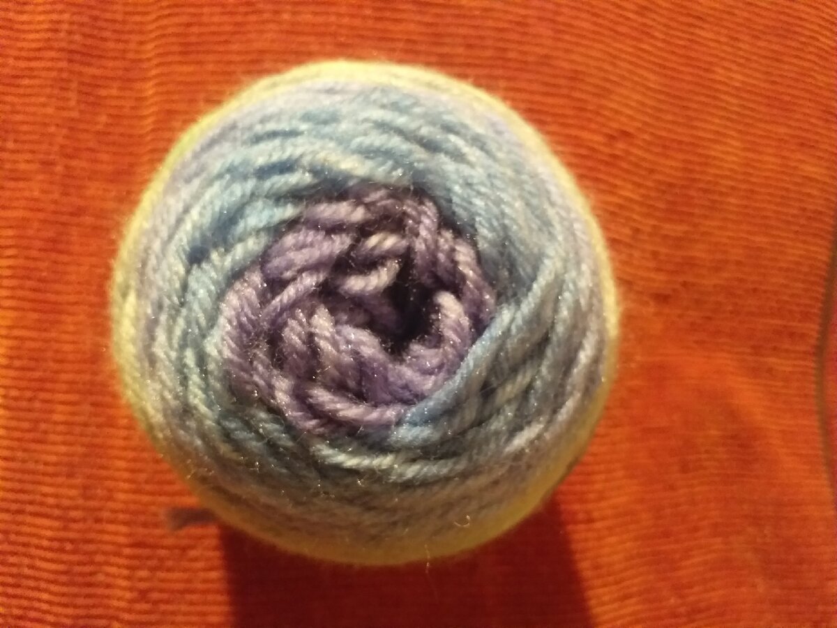 Фото автора. Пряжа, вид с верху 