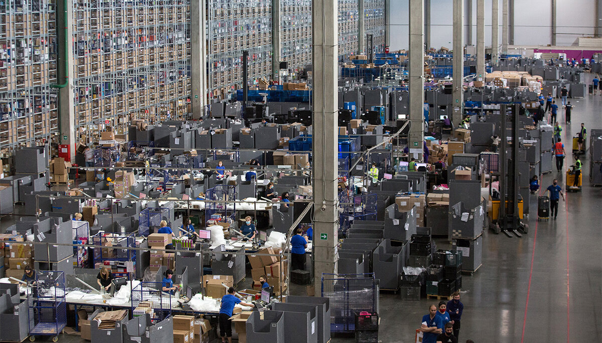    Упаковка товаров в распределительном центре Wildberries. Фото: Andrey Rudakov / Bloomberg via Getty Images