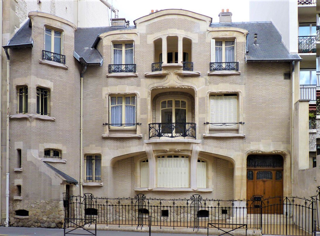 Фасад музея Le Circle Guimard. Здание является памятником архитектуры, построено в 1910-1911 годах как частная резиденция для Поля Меццара, - Президента Общество художников -декораторов (SAD), владельца фабрик по производству кружев. Архитектор -Гектор Гимар.