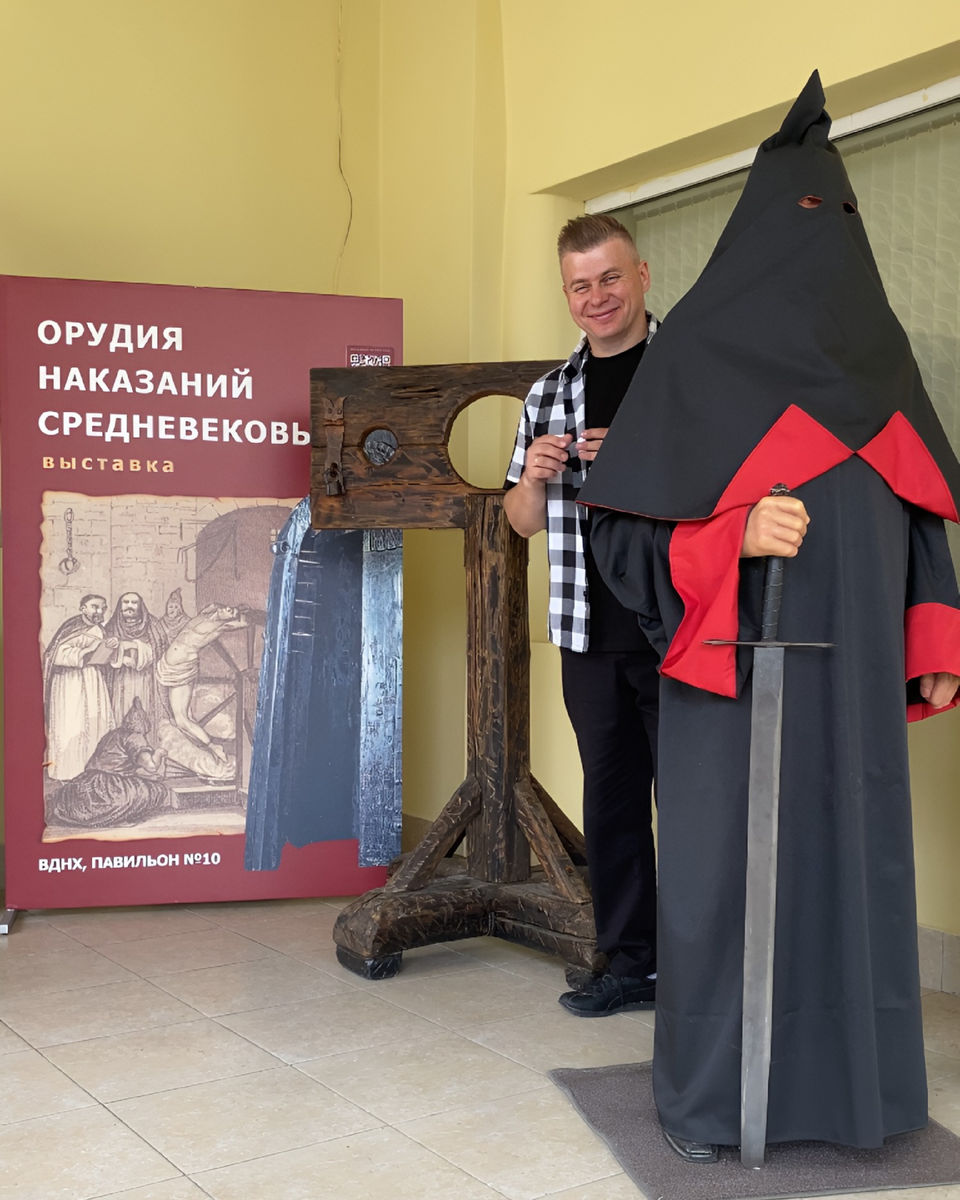 На входе уже атмосферно