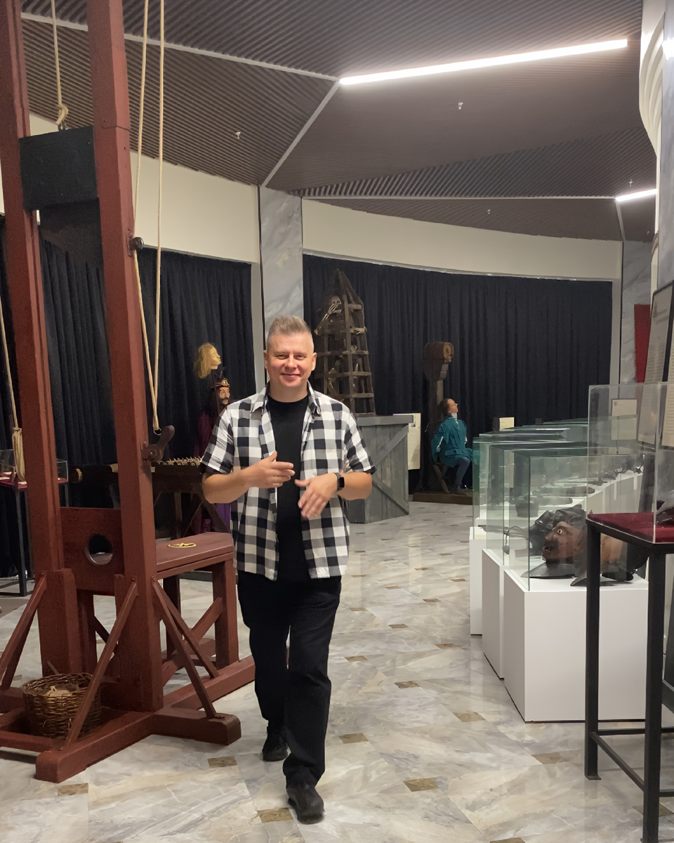 Слева гильотина — без неё не обходится ни один музей казней