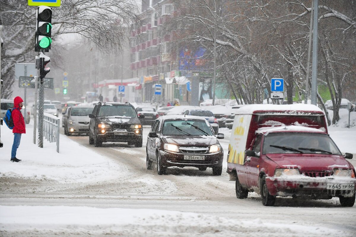 Тюмени будут работать. Сильный снегопад. Снег в Тюмени. Тюмень снежные заносы. Метель на дороге.