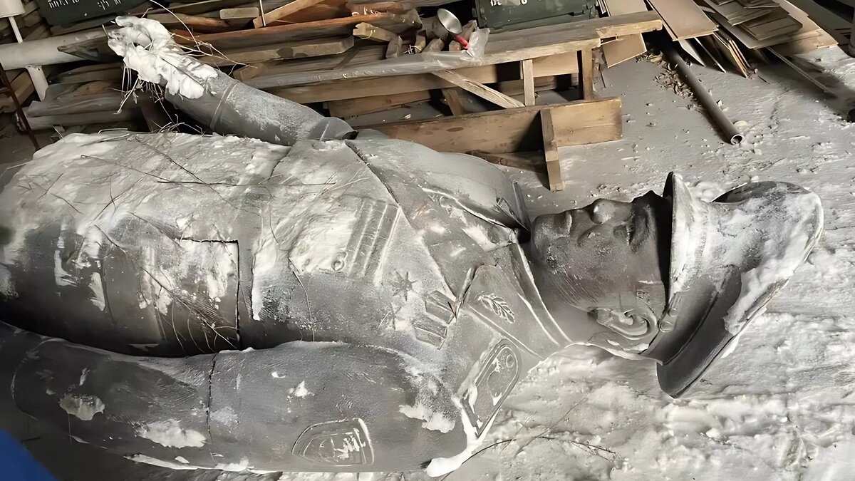     Демонтированный в Астане памятник недавнему лидеру Казахстана Нурсултану Назарбаеву обнаружен в груде мусора.