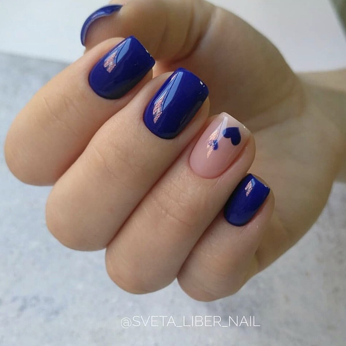 новогодний маникюр 2022 синий. синий маникюр 2023 года. синий маникюр 2023 года. красивый маникюр с синим лаком.