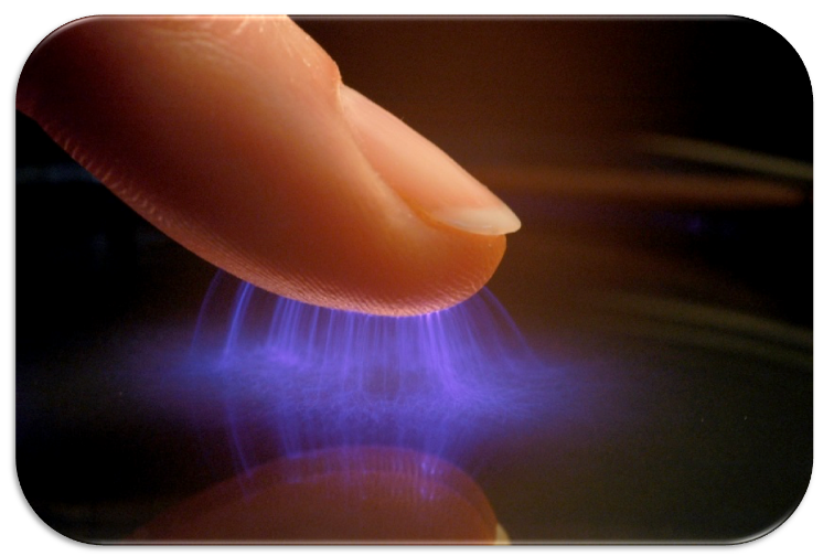 Газовый разряд между электродом и пальцем человека. Фото из открытых источников