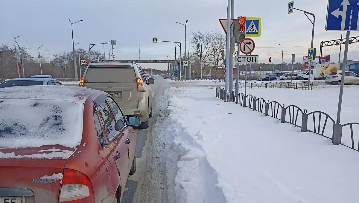 Всем плевать». На одной из омских дорог снегом замело целую полосу |  gorod55.ru | Дзен