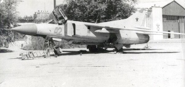 На снимке: тот самый истребитель Миг-23. Фото старшего прапорщика запаса Александра Мулявко.