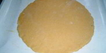 3. Тесто разделить на 3 части. Одну тоненько раскатать и отправить в разогретую духовку на 15-20 минут.