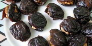 2. Уже размягченный чернослив нафаршировать грецкими орехами (при желании можно использовать другие орешки).