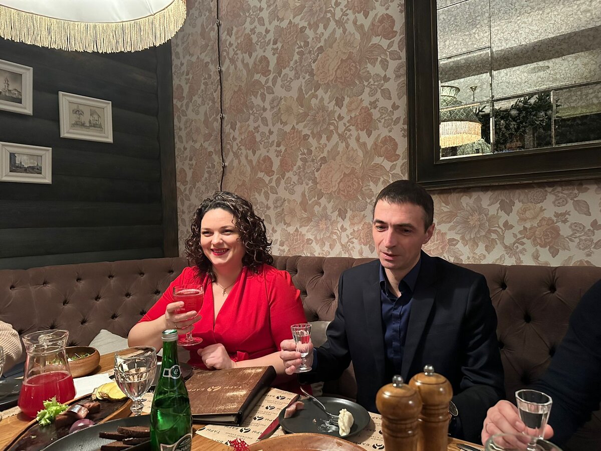 Муж речь толкает 😀 а у меня так волосы блестят от люстры 😂