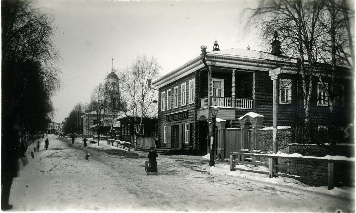 Фото Торговой улицы г.Тотьма Тотемский уезд, Вологодская губерния. Из собрания краеведческого музея г.Тотьма.