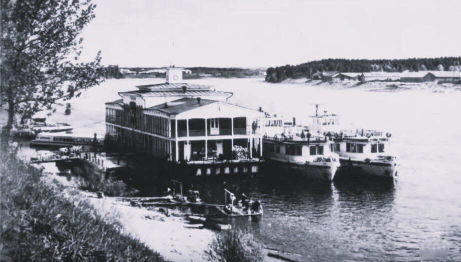 Фото Пассажирской пристани г.Тотьма. Река Сухона. Начало ХХ века. Из собрания краеведческого музея г.Тотьма.