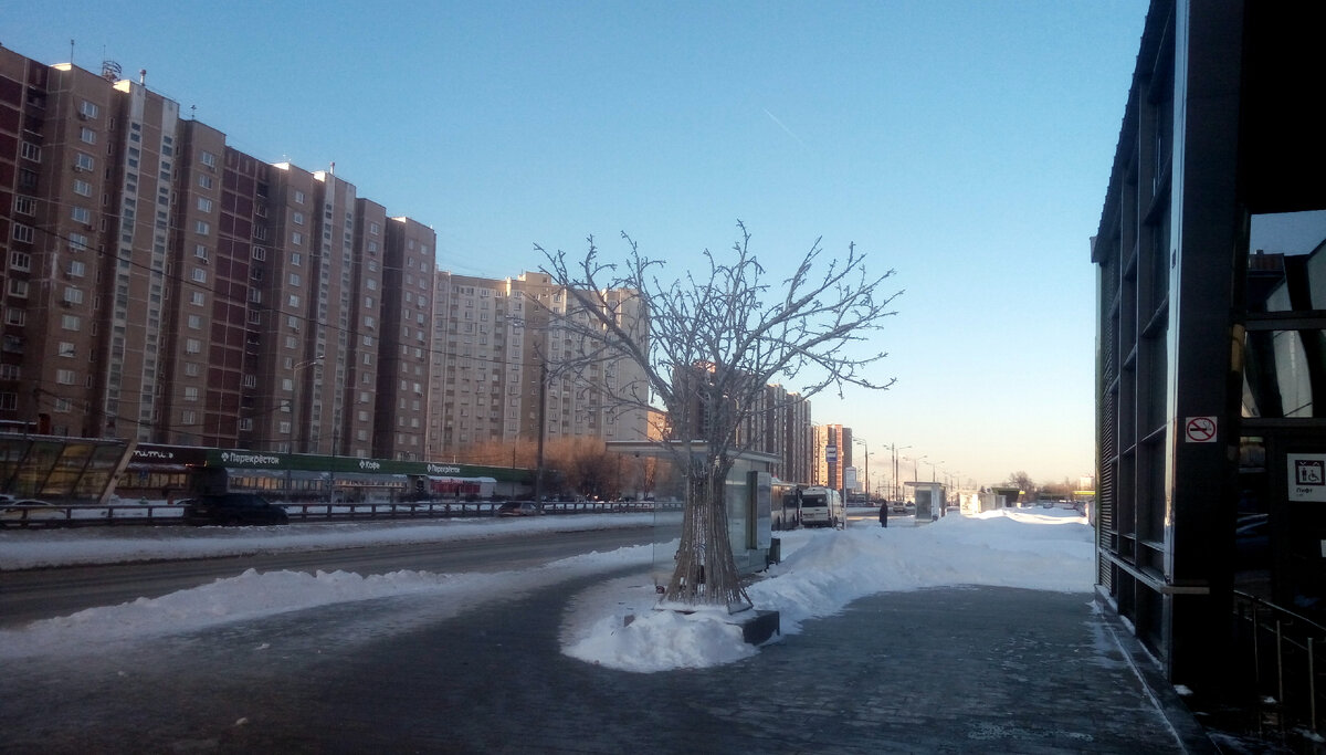 Лермонтовский проспект, он же Рязанский проспект, вид на Москву у выхода из метро «Лермонтовский проспект».