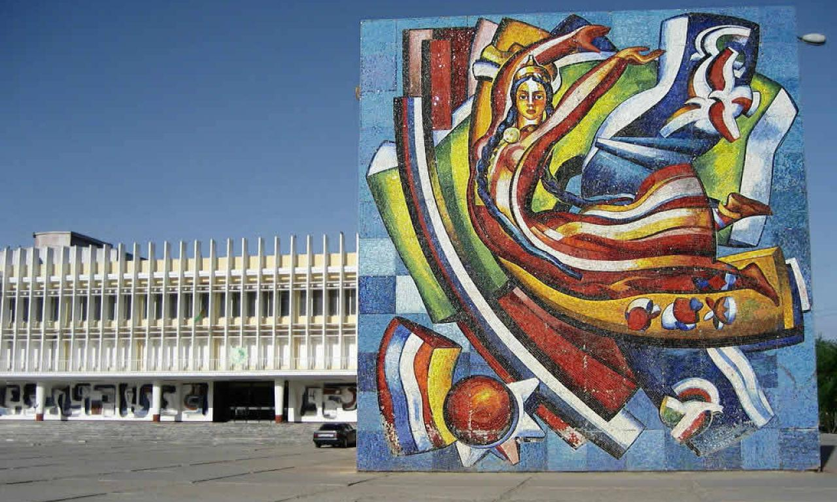 Мары - это третий по величине город в Туркменистане, расположен он в пустыне Каракум. Он являлся важным узловым центром на Великом Шелковом пути и столицей процветающей области Маргианы. 
