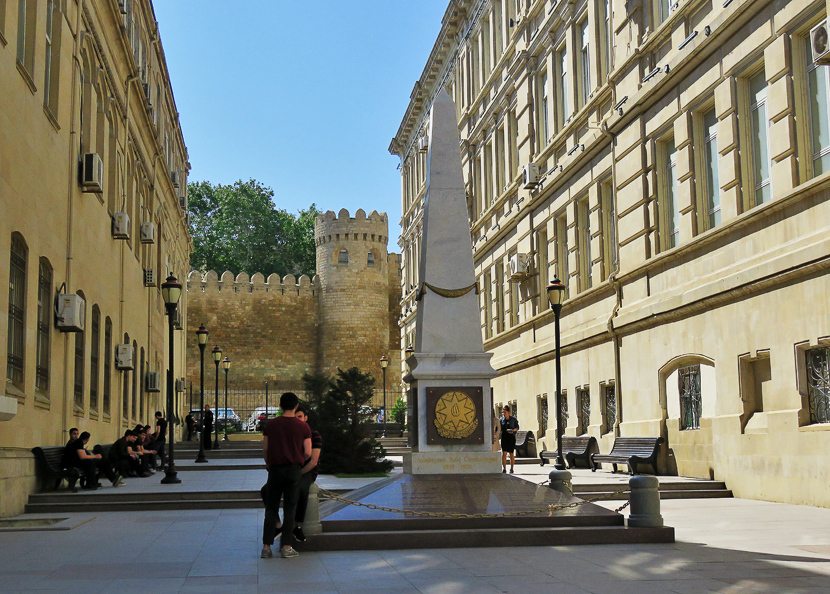 Мадрид узкие улочки. Старинные улицы рима. Осень в старом городе. Италия мощеные улочки. Старый город 10 лет.